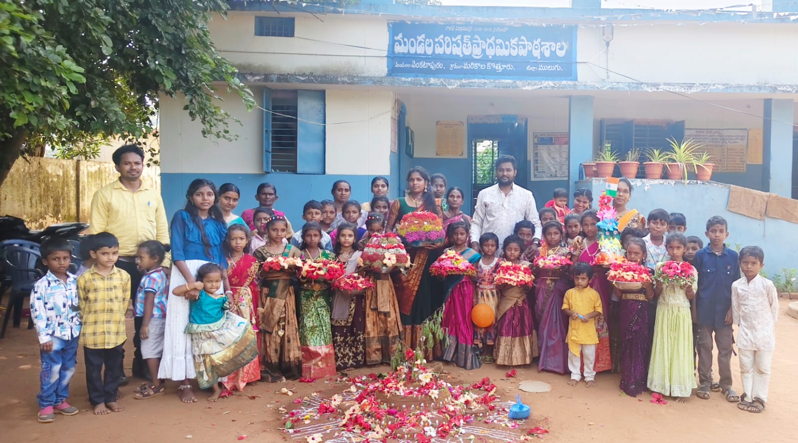 చదువుతో పాటు సంస్కృతి.. మరికాల కొత్తూరులో బతుకమ్మ వేడుకలు