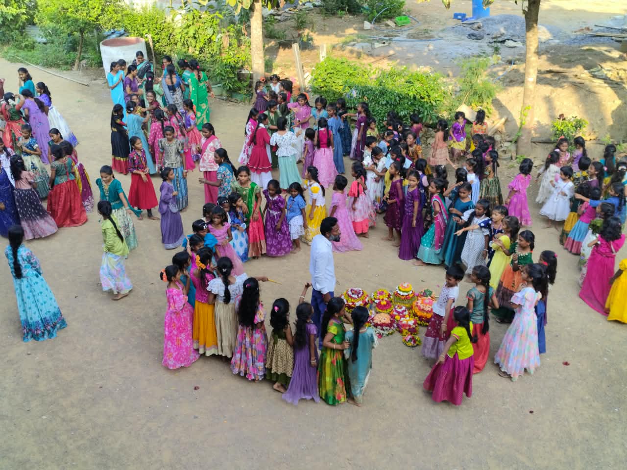 పాఠశాల ప్రధానోపాధ్యాయులు సర్వు రజిన్ కుమార్