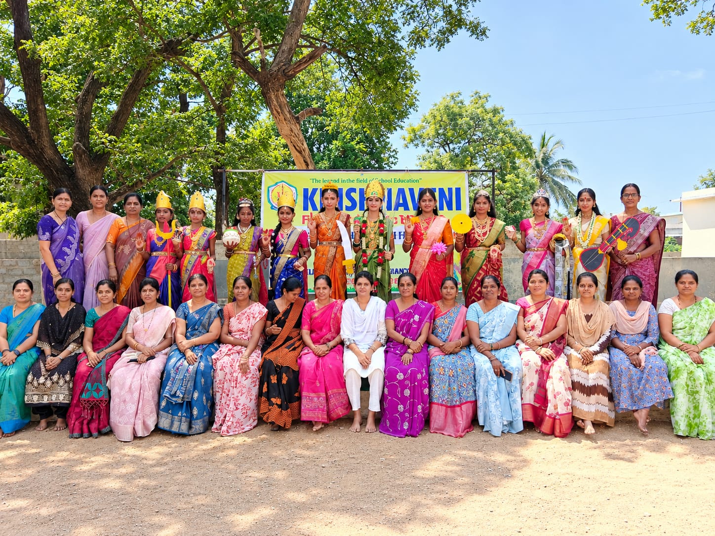 అమ్మవార్ల అవతారాల్లో అలరించిన చిన్నారులు
