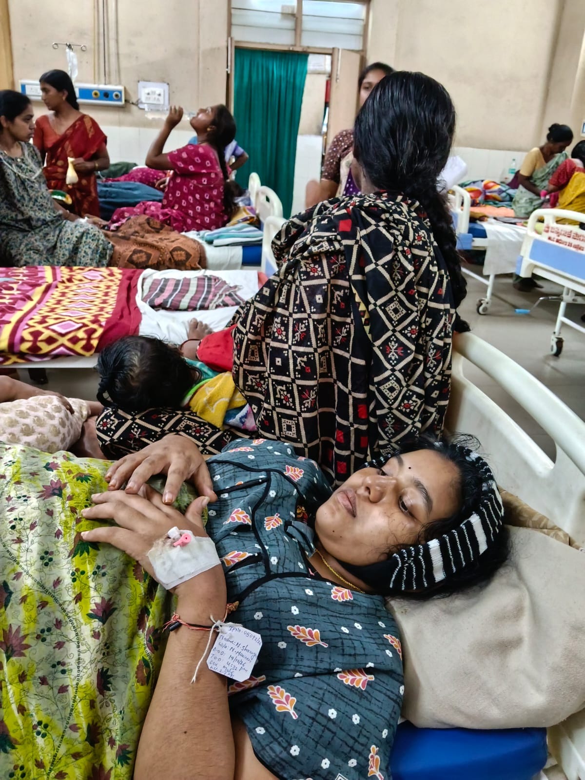 ఒకే మంచంపై ఇద్దరు రోగులు.. గర్భిణులు, బాలింతలకు తప్పని ఇబ్బందులు