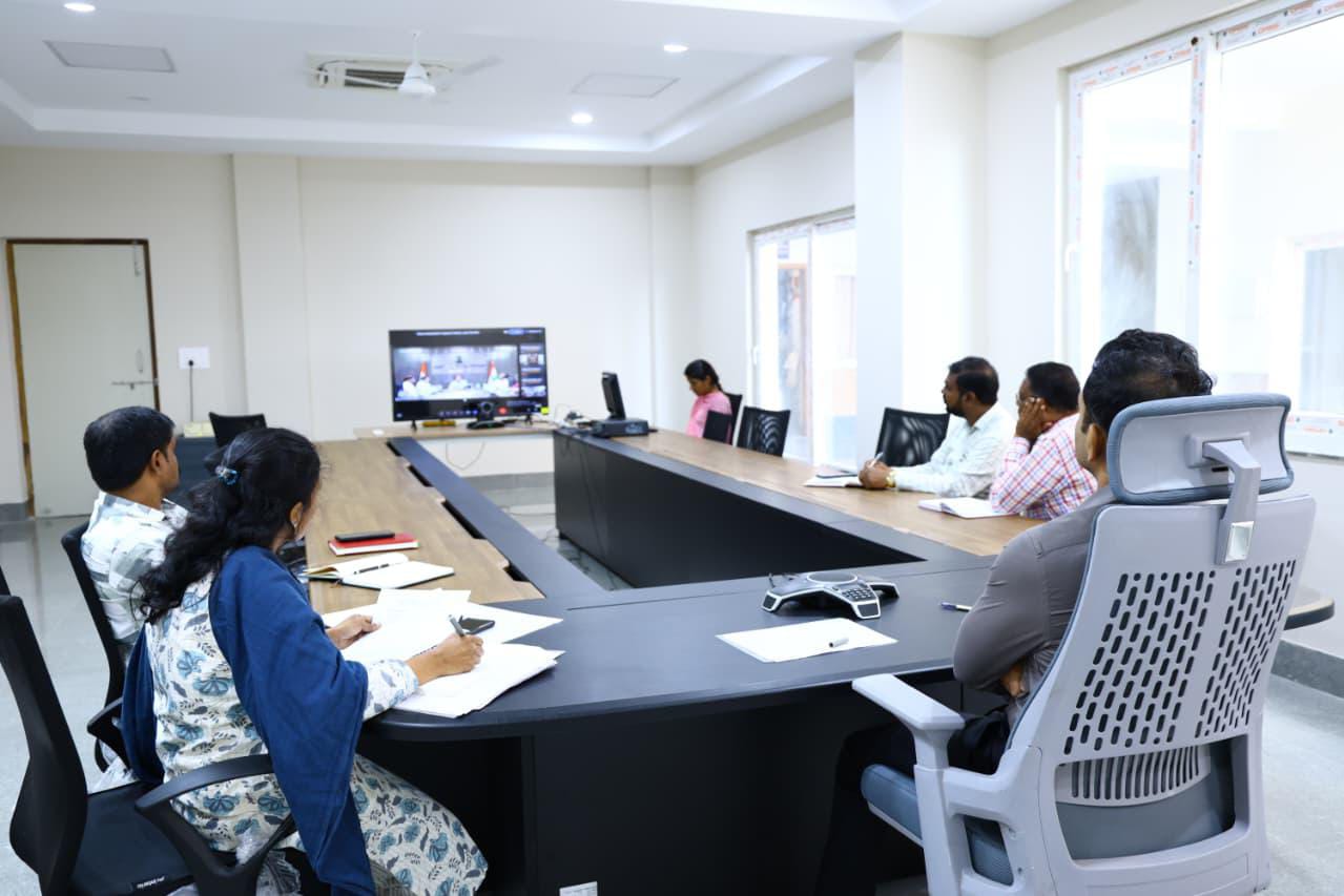 కలెక్టర్లతో సీఈఓ వీడియో కాన్ఫరెన్స్‌ ద్వారా సమీక్ష
