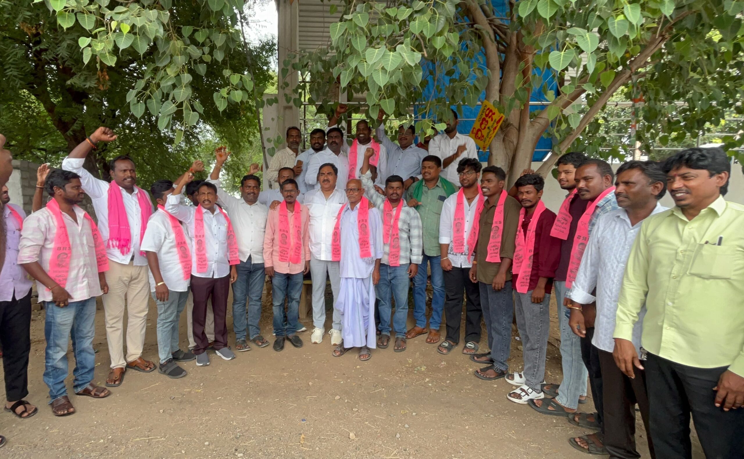 కండువాలు కప్పి పార్టీలోకి ఆహ్వానించిన మాజీ మంత్రి ఎర్రబెల్లి దయాకర్‌రావు
