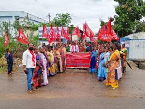 మహిళలను కోటీశ్వరులను చేస్తామంటూ.. వంట కార్మికులను రోడ్డున పడేస్తారా?