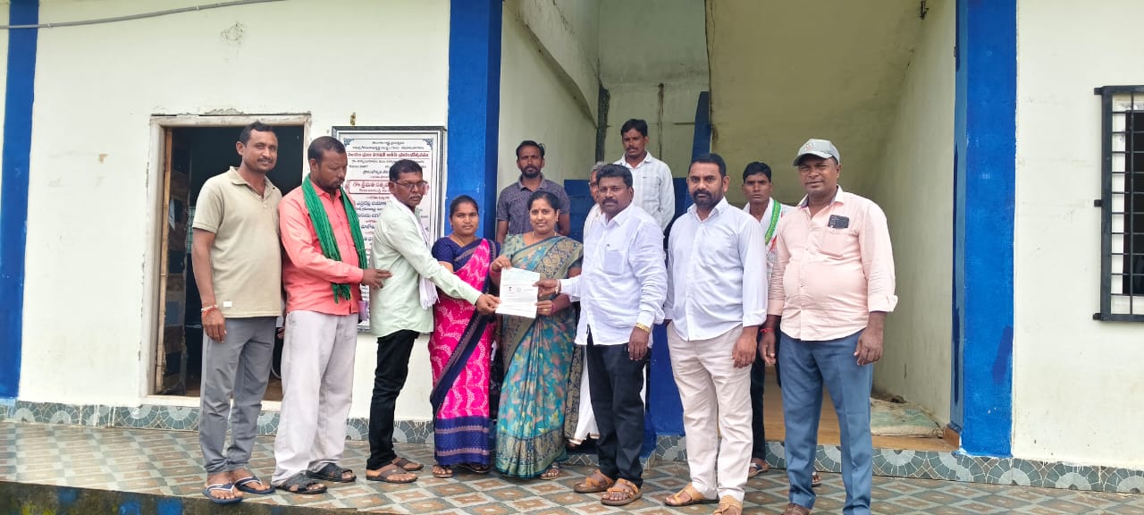రూ.33,500 చెక్కు అందజేత!