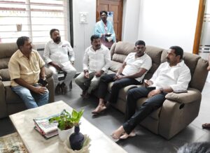 పిన్నింటి అనిల్ రావును పరామర్శించిన ఎమ్మెల్యే కేఆర్ నాగరాజు